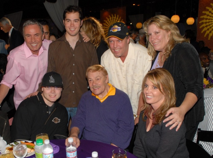 盛世娱乐登录入口-ESPN：巴斯兄弟姐妹聚会时 只要不提湖人气氛就能很融洽